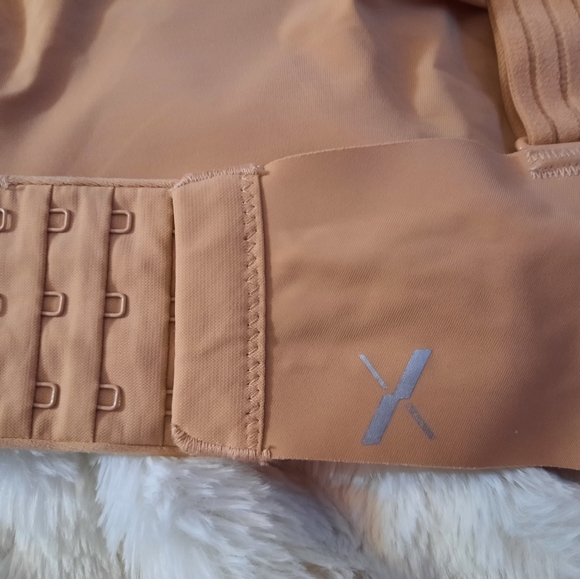 Knix V Neck Wide Strap Wireless Bra. Size 8 - Picture 4 of 7